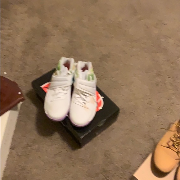 Shoes - kyrie irving gym shoes